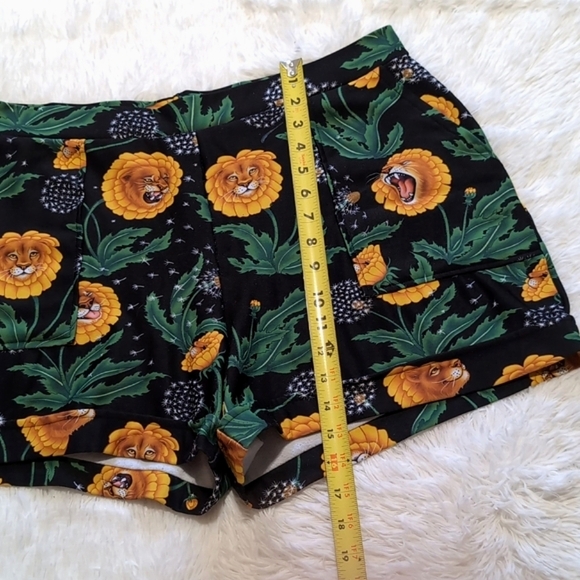 Blackmilk Dandy Lions Cuffed Shorts - Dandelion Lion Print Size XL - Picture 14 of 15